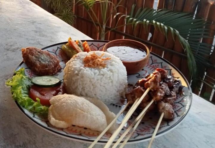 Sarinah Beach - Bistro & Bungalow Batununggul Exteriér fotografie